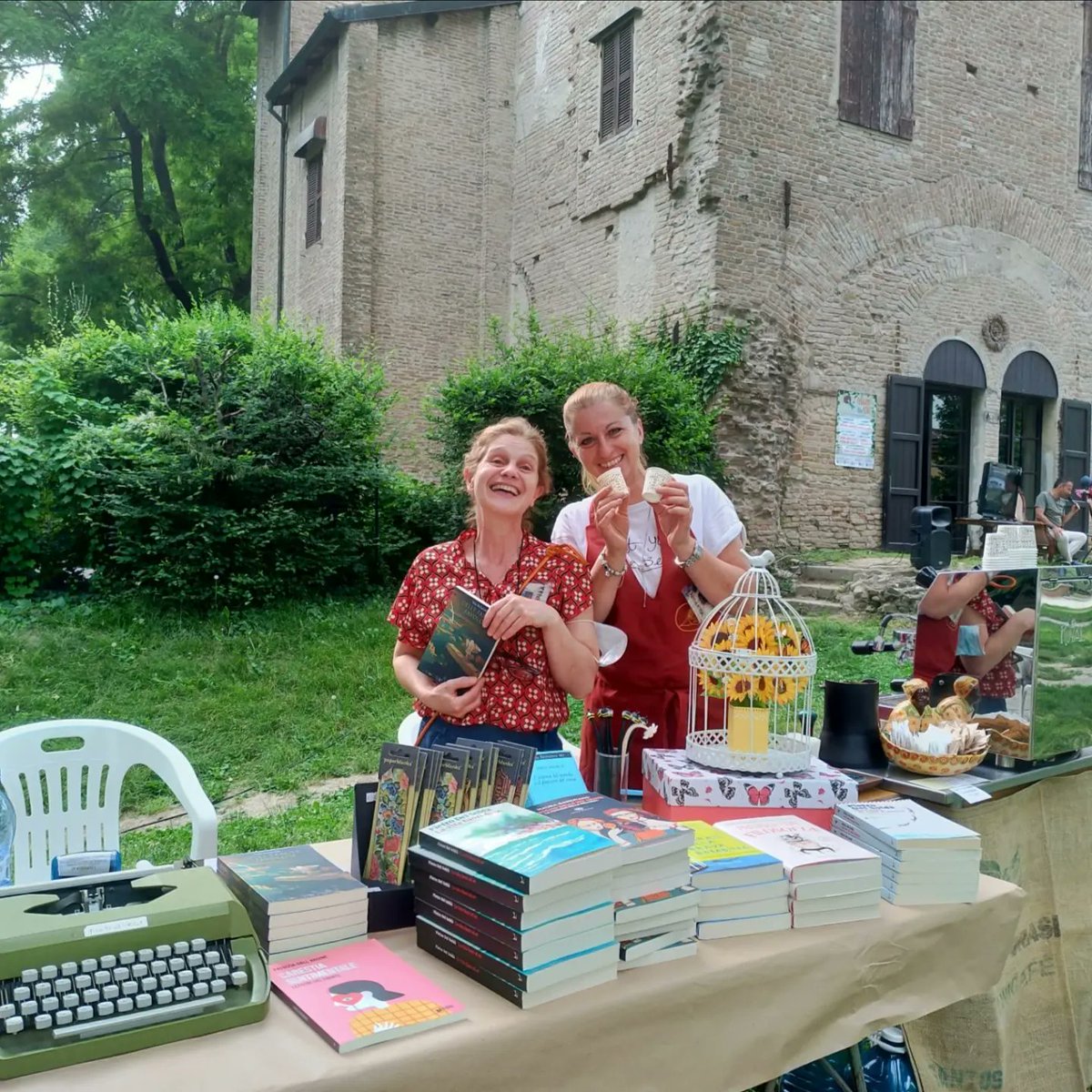 Ieri, in piazza della Rocca a #sansecondoparmense si è svolto l'evento Leggere (h) a peso.
È stato appagante per la nostra Nicoletta partecipare con tutte le altre volontarie dalla biblioteca G.Guareschi ed organizzato un #caffeletterario alternativo. 

#leggerehaspeso #cultura