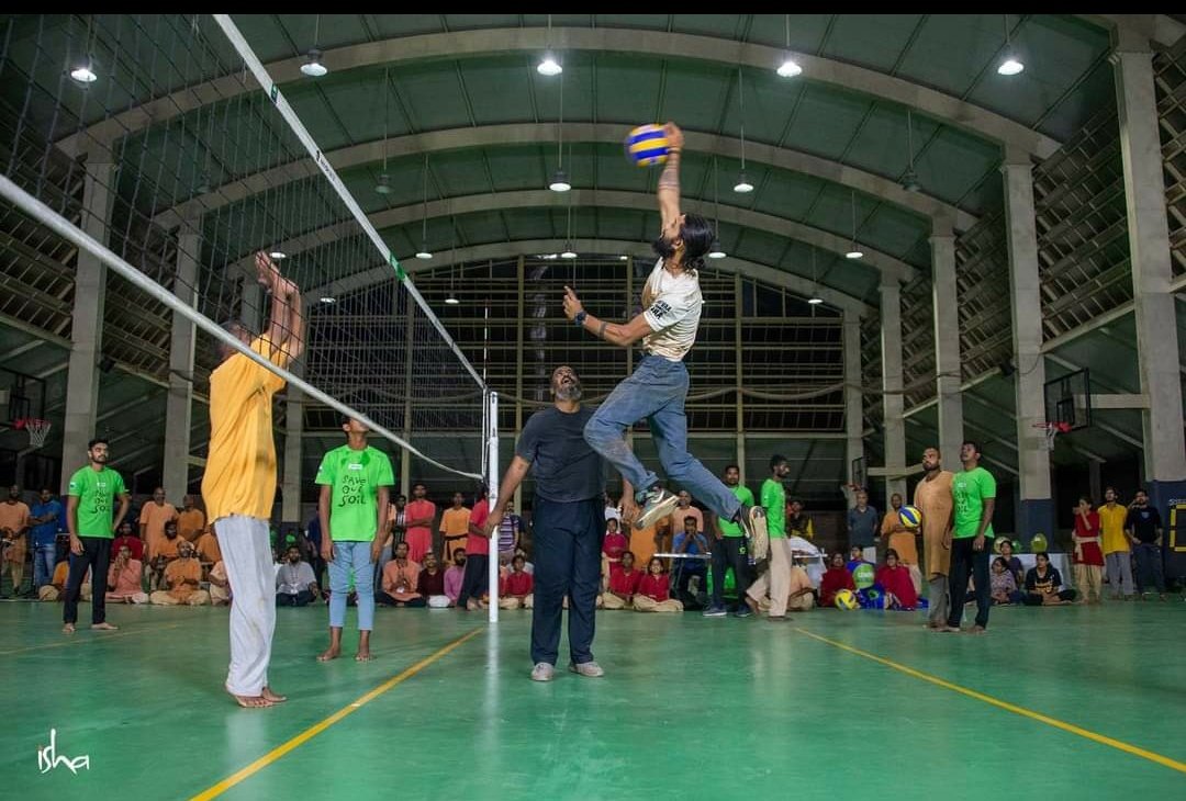 Sarita13324072's tweet photo. Save Soil Cup – a volleyball and throwball tournament – was organized at the Isha Yoga Center as part of the celebration of the Save Soil movement. @cpsavesoil #savesoil https://t.co/7TULN68JVy