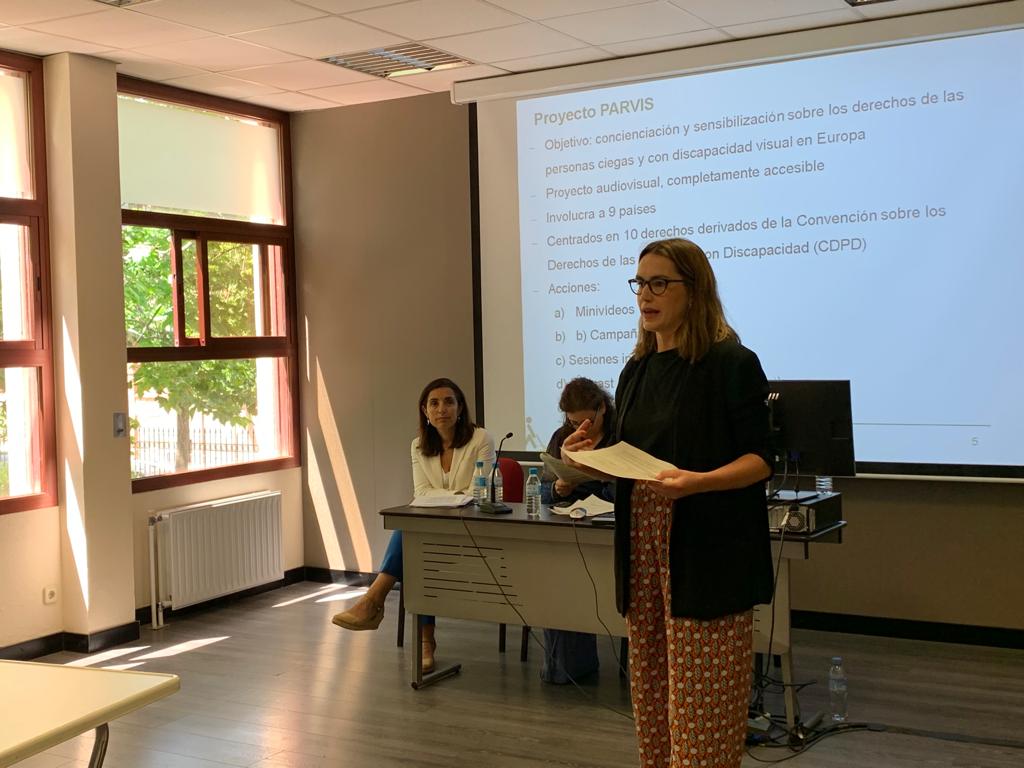 ONCE_oficial's tweet photo. @euroblind @BrbaraMartin1 @Cbarretozurron Marta Monteagudo, de la asesoría de servicios sociales de la ONCE, interviene en la sesión formativa #PARVIS
@euroblind @BrbaraMartin1 #OTAE #GrupoSocialONCE
@Cbarretozurron https://t.co/SkIMUHldBT