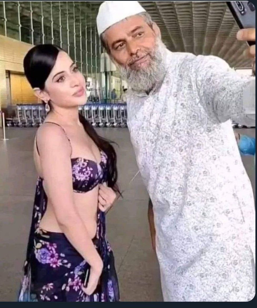 BhaavnaArora's tweet photo. Muslim men on odd day: Hijab is must for Muslim women
Muslim men on even day: https://t.co/zTu08hSXJR