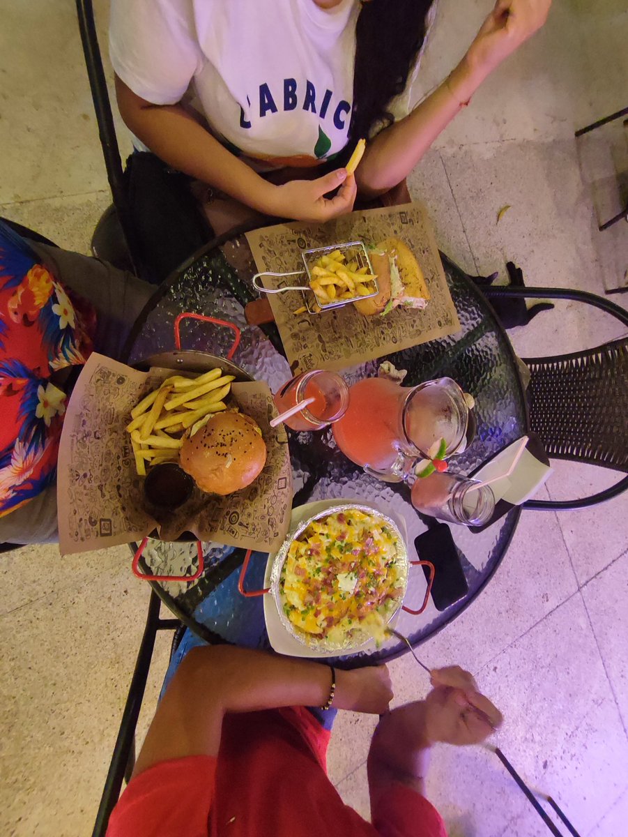 Julsruedaoficia's tweet photo. Tiempo de calidad con mi brou @msuarez93 y mi reina hermosa @caronarvaez2104 https://t.co/ujLM52uUnD
