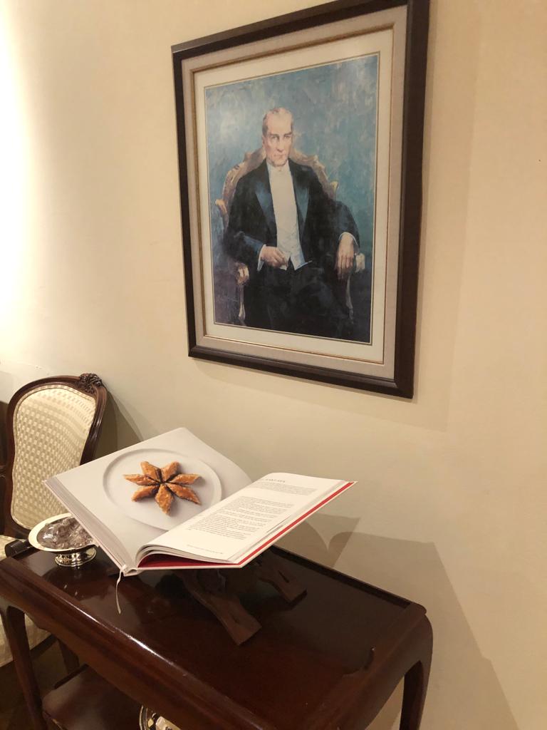 TC_KanberraBE's tweet photo. 21-27 Mayıs #TürkMutfağı haftası kapsamında Büyükelçiliğimizce düzenlenen etkinlikte eşsiz Türk mutfağının vazgeçilmez lezzetlerini Kanberra'da tanıttık.

We were thrilled to share the #timelessrecipes of Turkish Cuisine in Canberra during an event held on #turkishcuisineweek . https://t.co/XLtuABq8AY