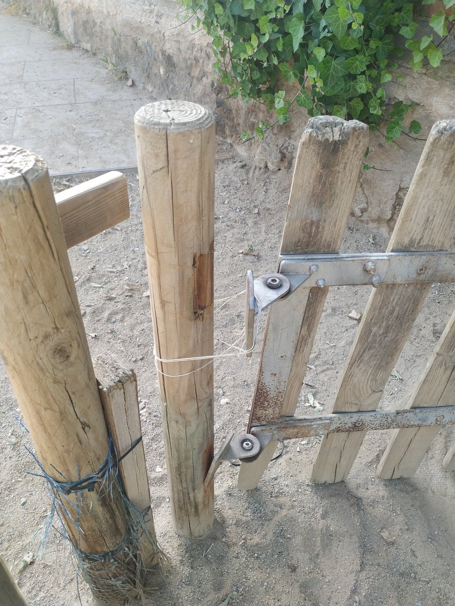 GarridoCarme's tweet photo. La porta d acceso al pipican sha Fer malbé #manteniment #deixadesa @bcn_ajuntament @bcn_hg https://t.co/GCx5PGo4AC