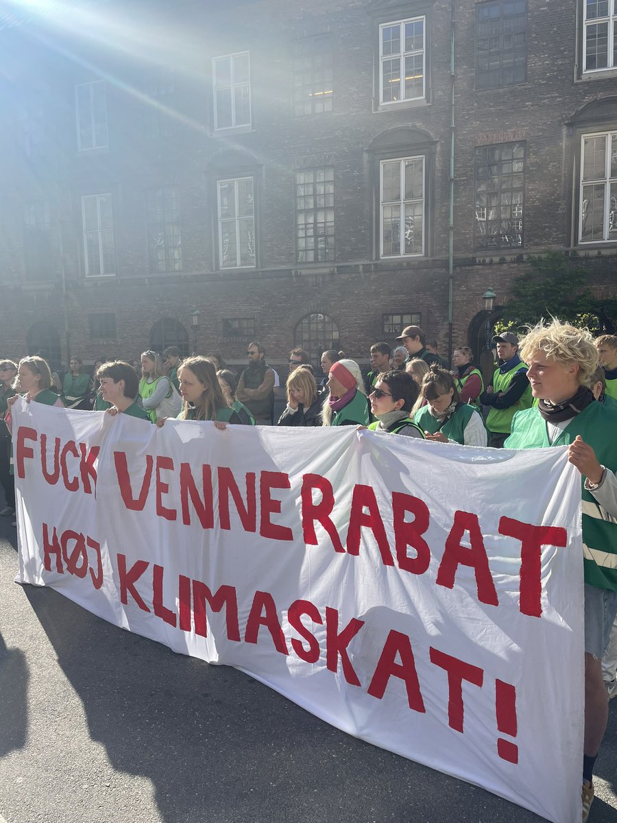 CBessermann's tweet photo. Politikerne kan ikke gå på sommerferie, før forureneren betaler.

Grønne veste foran Christiansborg lige nu 

🚨KLIMAHANDLING NU!🚨
#dkpol https://t.co/C7vkxL4nej