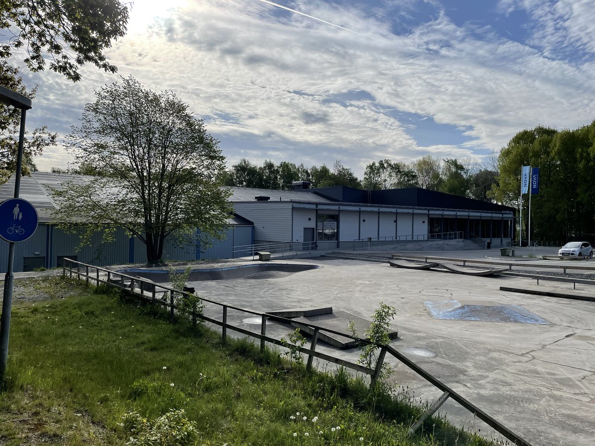 medinjonas's tweet photo. Det är nåt genuint sorgligt när inomhusfotbollsplanerna, i #Nova, för ortens och kommunens barn/ungdomslag i fotboll nu byggs om till paddelbanor.
#Floda #Lerum #ungdomsidrott https://t.co/UJE12tpWGb
