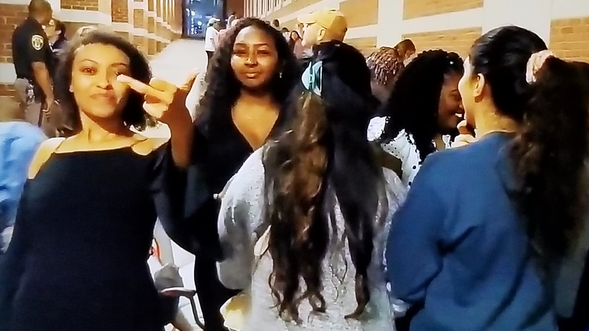 Guerrette1962's tweet photo. #LineCutters feel they can just come in & cut the line right in the middle of the 1st #justiceforthe100 who had already been there for hrs. Than threatening to sic the @FairfaxCountyPD
on the org 100 in line bc they were asked 2 move 2 the end of the line.
#Justicefortheline https://t.co/Obrm9VEPLo