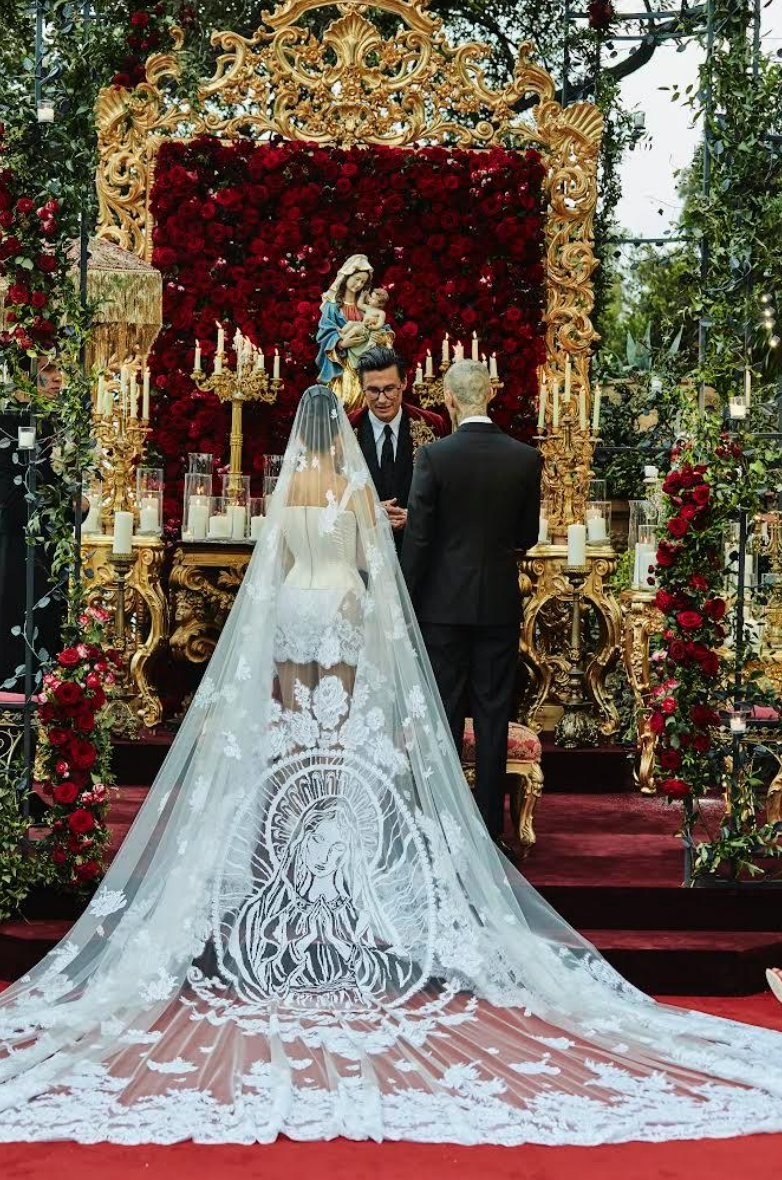 Hier, Kourtney Kardashian et Travis Barker se sont mariés en Italie... et la mariée portait une robe ultra sexy Dolce &amp; Gabbana et un voile au motif religieux inspiré d'un tatouage de son époux.
Photo : Ellen von Unwerth