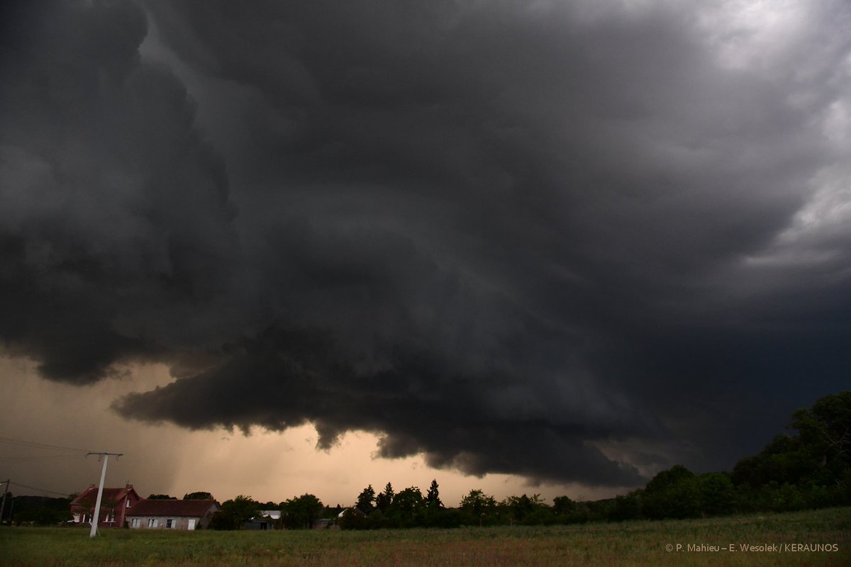 Autre vue de la supercellule HP d'hier dans la #Vienne, au sud-est immédiat du nuage-mur. #Orage violent, avec puissantes rafales de vent, pluie intense, tonnerre en continu et forte #grêle à cet instant. Photo Keraunos. 