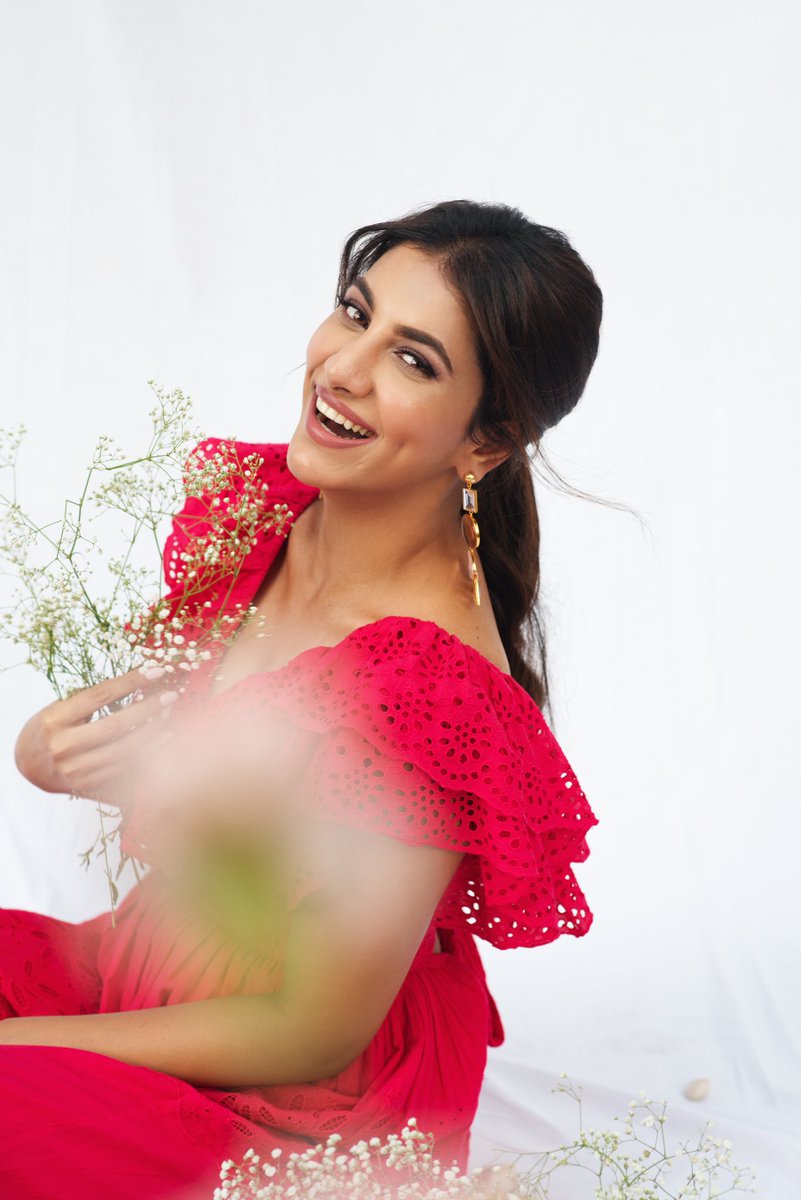 RukminiMaitr's tweet photo. Every Found a Fragrance that Reminds You of Love?...💕🌺
#25DaysOfKishmish #Blockbuster4thWeek
#KISHMISH 💙❤ #KISHMISHPromotions https://t.co/hwhwMRzAaa