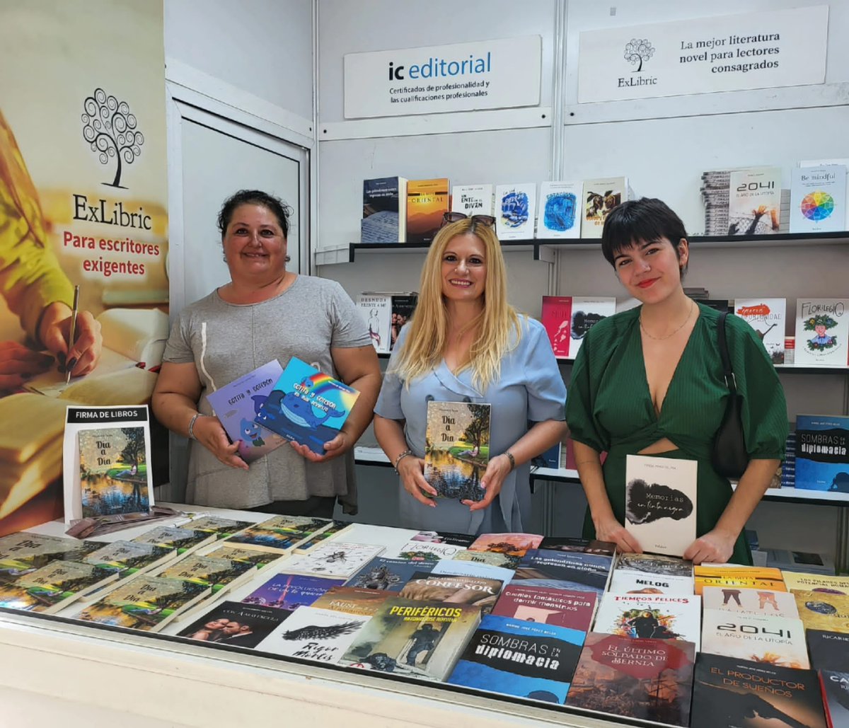 ExLibric's tweet photo. ¿Qué os podemos decir? 😍😍La alegría que nos supone haber vuelto a juntar a la familia #ExLibric en la @ferialibrograna
¡Os esperamos en la próxima! 😊😊 https://t.co/H9RpZiFL7R