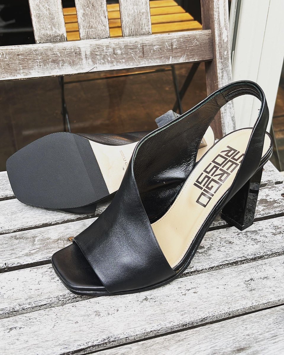 SCUe_'s tweet photo. FENDIもSergiorossiも
今年はヒール部分が凝っている！

と、お客様のサンダルで流行を発見させて頂きましたʕ•ᴥ•ʔ

新しい靴にハーフラバーぜひぜひ。

Repair Shop SCUe -リペアショップ スクー
https://t.co/V0ntDqKnfi
営業時間：１０時〜１８時
定休日：毎週火曜日・水曜 https://t.co/ppolZB1ALr