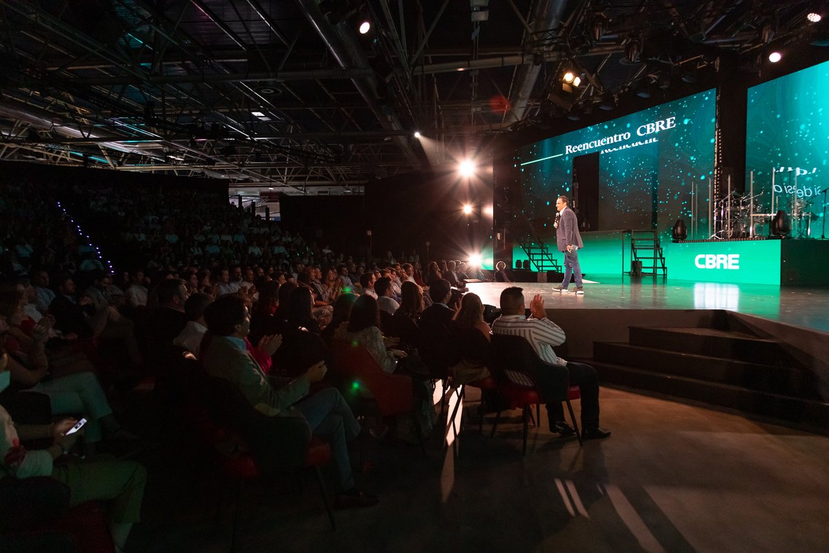 CBRE_es's tweet photo. Durante nuestro #ReencuentroCBRE el miércoles pasado, además de volver a reunirnos por primera vez en dos años, tuvimos también la oportunidad de entregar los premios anuales “Excellence Awards”.
¡Enhorabuena a todos los ganadores, sois el alma de nuestra empresa!
#TalentoCBRE https://t.co/WY31PQX6dc