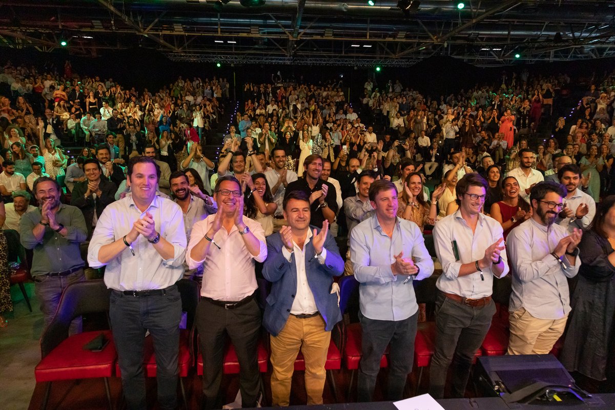 CBRE_es's tweet photo. Durante nuestro #ReencuentroCBRE el miércoles pasado, además de volver a reunirnos por primera vez en dos años, tuvimos también la oportunidad de entregar los premios anuales “Excellence Awards”.
¡Enhorabuena a todos los ganadores, sois el alma de nuestra empresa!
#TalentoCBRE https://t.co/WY31PQX6dc