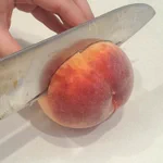 覚えておくと役立ちそう!桃を無駄なく簡単に食べる方法!