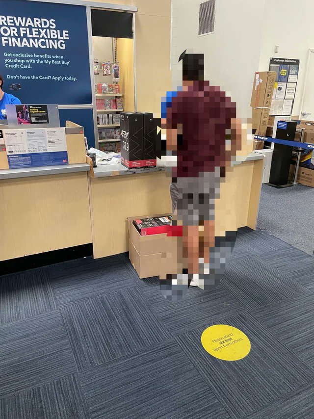 VideoCardz's tweet photo. To start this week with some good vibes, here's a scalper returning GPUs he couldn't sell at a profit 🤗

via u/chengstark https://t.co/5lanIxi3bW