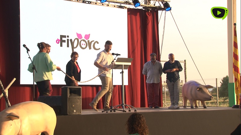laselvatv's tweet photo. La 9a edició de Fiporc de #Riudellots homenatja al voluntariat i col·laboradors

Des de la primera edició de Fiporc el voluntariat, els col·laboradors i les entitats han estat una peça fonamental pel bon funcionat i l’èxit de la fira. 

https://t.co/Di6p8YWEYy

#Fiporc https://t.co/7Nyy6THPH3