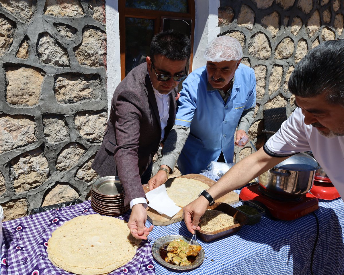 kaymakamkahta's tweet photo. Kâhta Kaymakamlığı ev sahipliğinde "Uluslararası Nemrut Gastronomi Buluşmaları" ve bu kapsamda tarihî dokusuyla büyüleyen Cendere'de düzenlenen Zara konseri sona erdi.

Detaylar: https://t.co/LX54jQOpdi

@selamikorkutat2 https://t.co/kOWocSsEL5