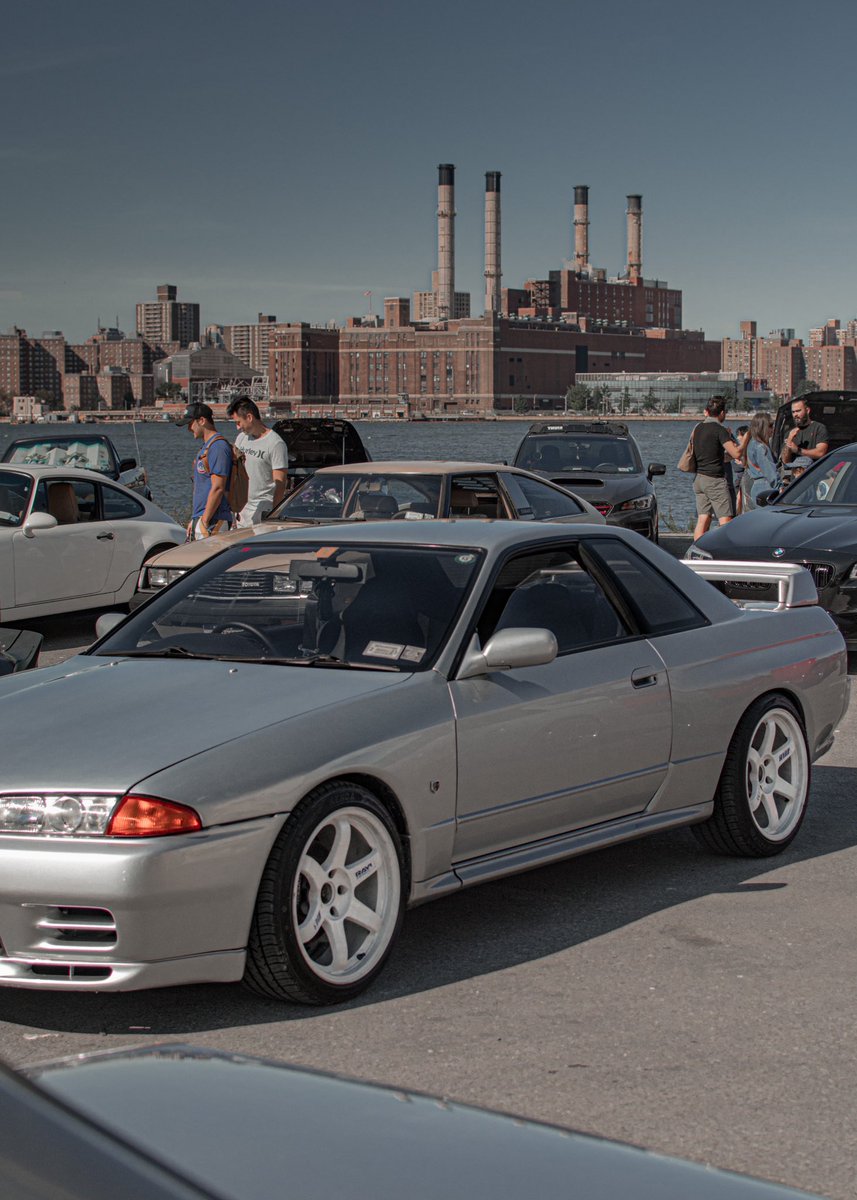 funnybeast33's tweet photo. Well good morning NY, hope you guys enjoy these pictures once you guys wake up. Or if your on the other side of the world good afternoon lol hope you like them! #nissan #nissanskyline #r32 #r32gtr #nissanr32 #carsofnyc #cars #carporn #carphotography https://t.co/3LjJYPuOtO
