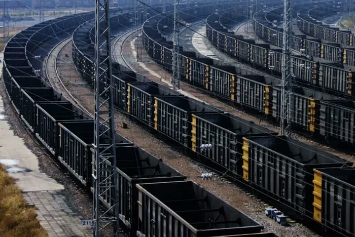 sxcoal's tweet photo. China's coal-dedicated #Daqin rail line saw its daily coal shipments increase back to 1.3 Mt on May 21, right after its spring #maintenance ended a day earlier. https://t.co/YHrG6FKLbM https://t.co/xWUXUjAI15