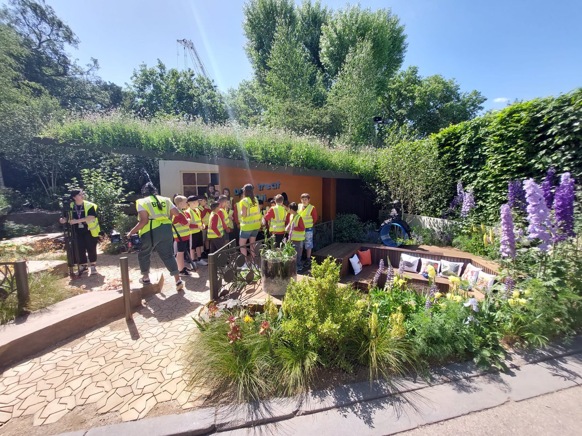 JulietSargeant's tweet photo. In amongst yesterday’s busy schedule, it was great to take some time for a very special job: welcoming the Y5 children from Deans Primary school #salford to install their #soil paintings of #minibeasts. Thank you kids! Catch it all on#BluePeter @cbbc this Fri 27/5 5pm @The_RHS https://t.co/f5obs0I1cG