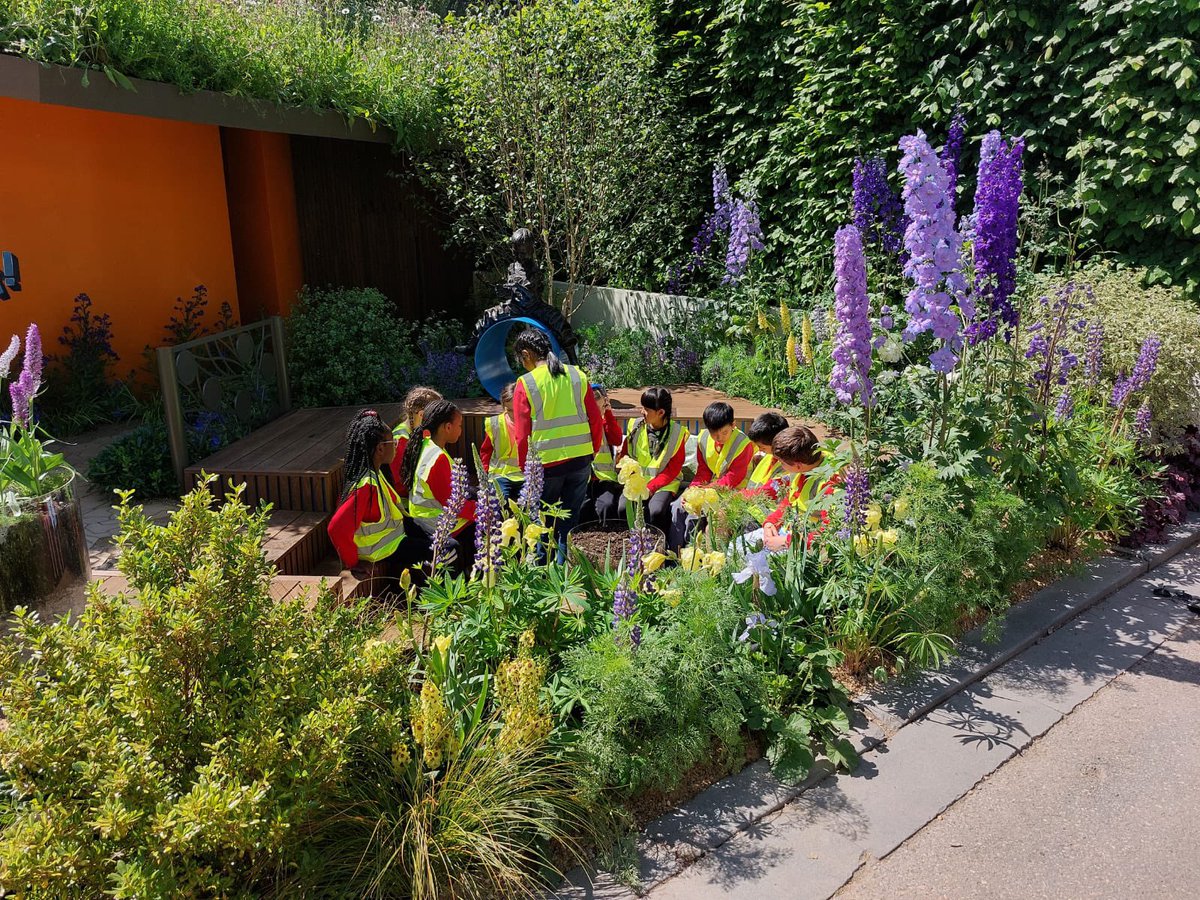 JulietSargeant's tweet photo. In amongst yesterday’s busy schedule, it was great to take some time for a very special job: welcoming the Y5 children from Deans Primary school #salford to install their #soil paintings of #minibeasts. Thank you kids! Catch it all on#BluePeter @cbbc this Fri 27/5 5pm @The_RHS https://t.co/f5obs0I1cG