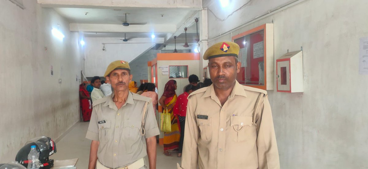 #BastiPolice थाना छावनी उ0नि0 श्री वीरेन्द्र यादव  मय पुलिस फोर्स द्वारा थाना क्षेत्र अंतर्गत बैंकों में लगे सीसीटीवी,सायरन व आस-पास संदिग्ध व्यक्तियों/वाहनों को चेक किया गया व बैंक में मौजूद लोगों को सुरक्षा/बचाव हेतुजागरुक किया गया
<a href="/Uppolice/">UP POLICE</a>
<a href="/AdgGkr/">ADG ZONE Gorakhpur</a>