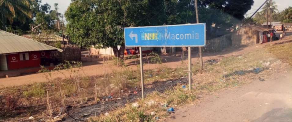 DelgadoCabo's tweet photo. In addition to killing, the terrorists kidnapped some people, burned huts and looted various agricultural products. It should be noted that a large part of the population in #Macomia remains hidden in the fields, for fear of attacks by the rebels.
https://t.co/FFbtPLcVIn https://t.co/TLQ3k7WIzT