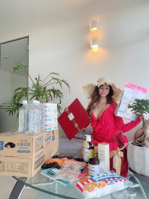 ファンの方々からたくさんお誕生日プレゼントがとどきました😳✨ 本当にいつも応援してくれてて、いつも動画見てるからなにかお礼したいって言ってくれる方が沢山いて。。😭 いつもありがとうございます💖 幸せ者です💖