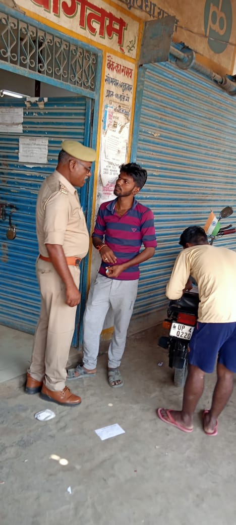 #BastiPolice थाना छावनी उ0नि0 श्री  राम सुभाष मय पुलिस फोर्स द्वारा थाना क्षेत्र अंतर्गत   चौकी विक्रमजोत क्षेत्र के बैंकों  में लगे सीसीटीवी,सायरन व आस-पास संदिग्ध व्यक्तियों/वाहनों को चेक किया गया व बैंक में मौजूद लोगों को सुरक्षा/बचाव हेतुजागरुक किया गया
<a href="/Uppolice/">UP POLICE</a>
<a href="/AdgGkr/">ADG ZONE Gorakhpur</a>