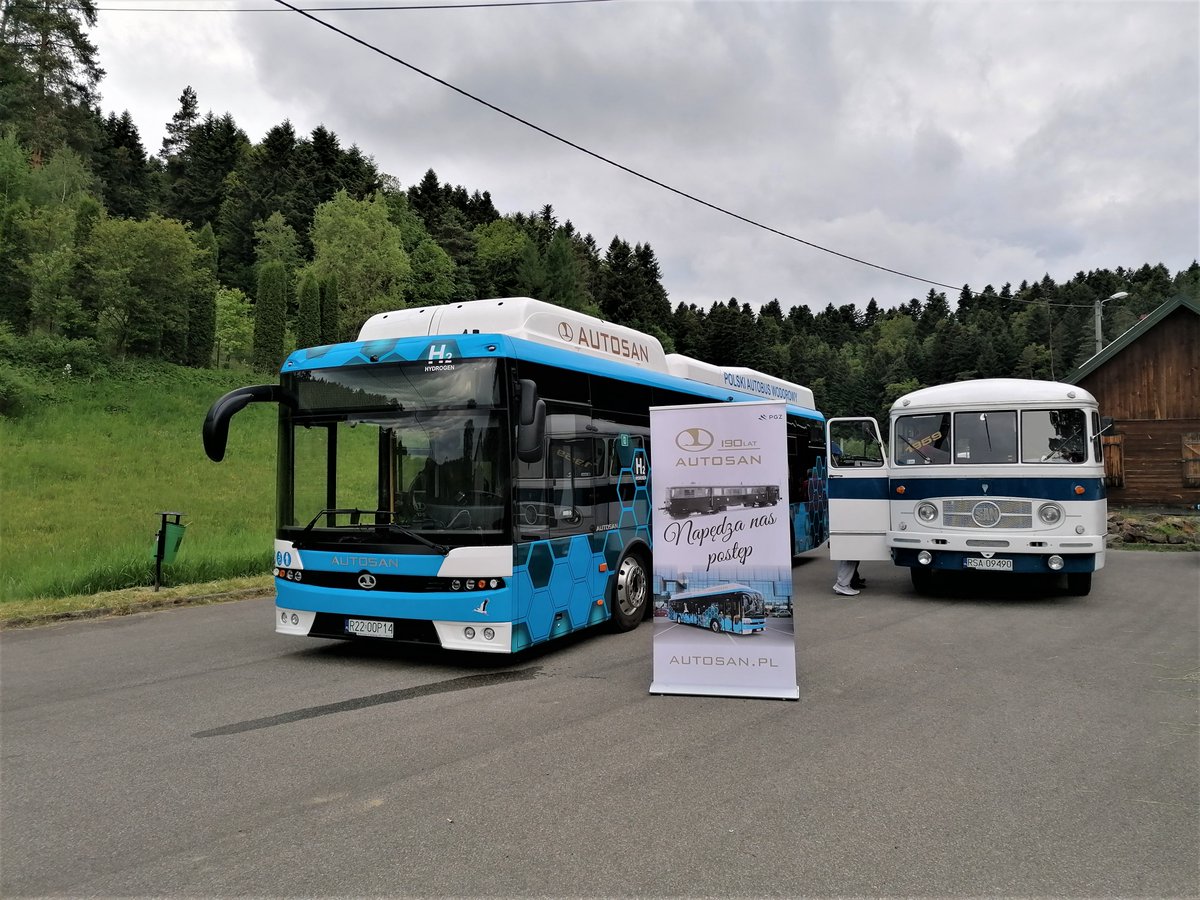 AUTOSANsp's tweet photo. Napędza nas postęp! 
Prezentacja autobusów #AUTOSAN, jednego z najstarszych #SAN H01 i najnowszego modelu #SANCITY 12LFH, w miejscowości #Zagórz podczas obchodów jubileuszu 150-lecia kolei w regionie bieszczadzkim. https://t.co/2BDdW4tUKH