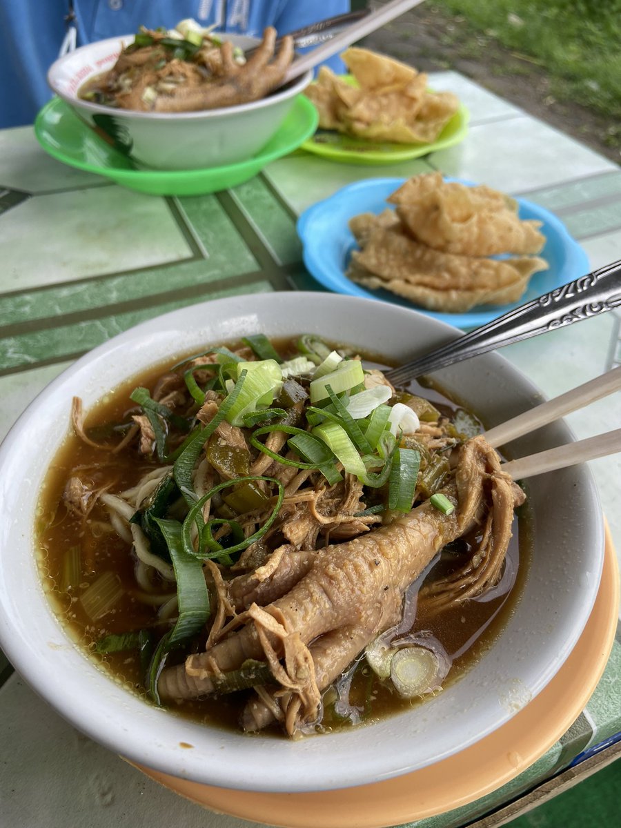 cyrillpurnomo's tweet photo. Mie ayam ngarep UGM Press
Monggo @InfoMieAyamYK 🙏 https://t.co/NgSN7GGfco