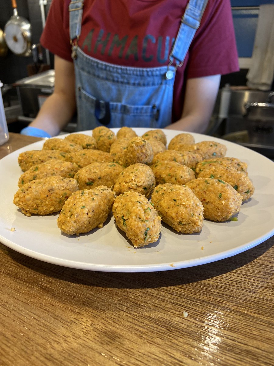 tsukino_asakusa's tweet image. 今日も17-24時、元気に営業します！

よろしくお願いします。

写真のクフタニスカンが昨日好評でしたので、今日もお通しでお出ししております♪

夜まで良い天気。

お越しをお待ちしております。

#中東ワイン　#中東料理　#浅草路地裏