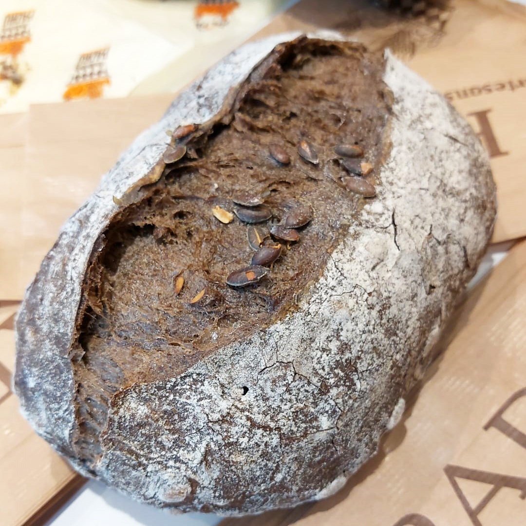 A #FornPadró estem especialitzats en tot tipus de pans artesans. Avui et presentem el pa de malta torrada amb pipes de carbassa. T’agrada? 😉 #NouBarris #Barcelona