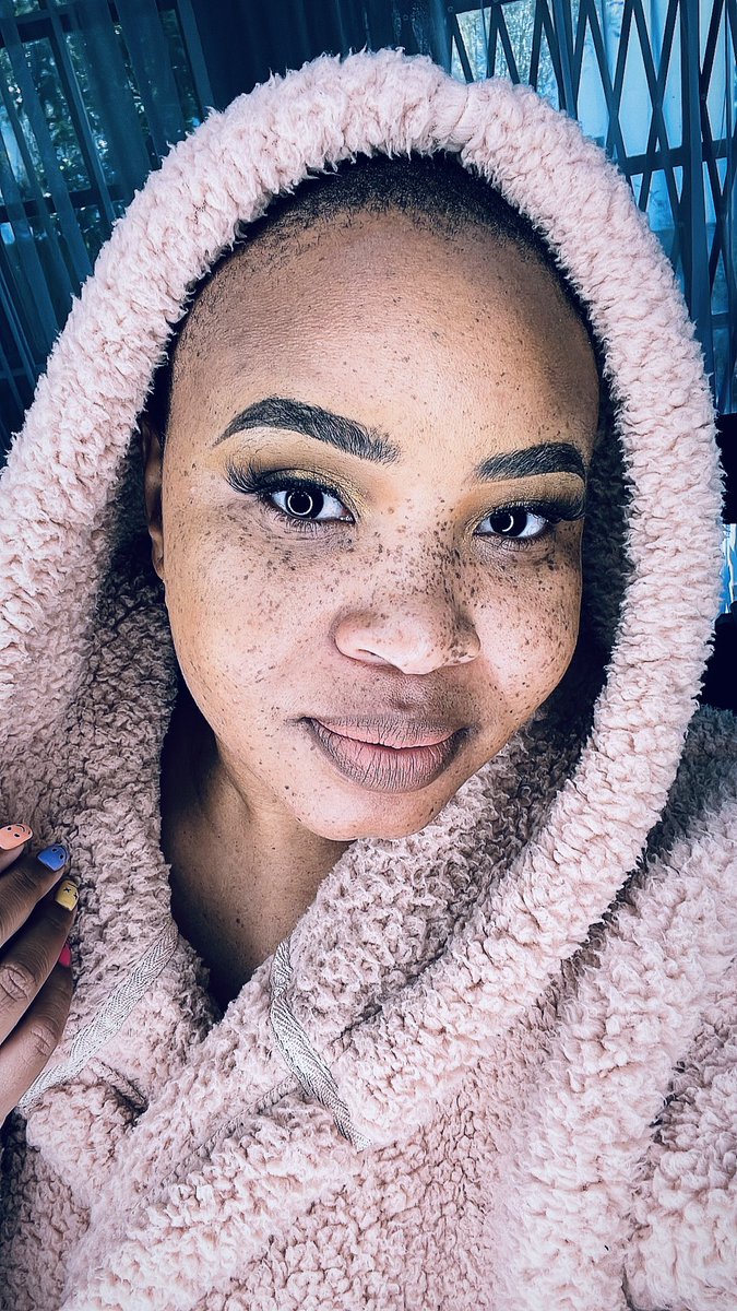 HulisaniRavele's tweet photo. When it comes to my face and my non-negotiable rule of “DO NOT COVER MY FRECKLES”, Livhuwani Mahada, @livhu_mua, understands the assignment! Every damn time! 😍 https://t.co/r0ycu46PiB