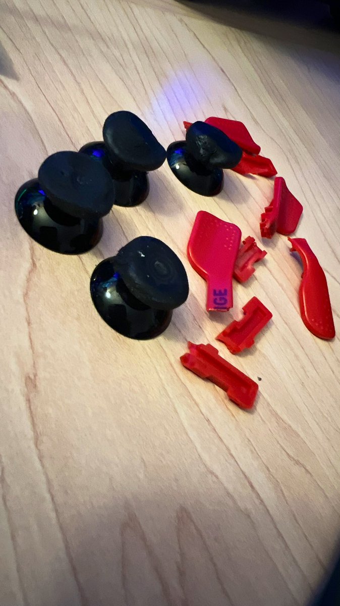 I love supporting <a href="/NICKMERCS/">Nickmercs</a> but this <a href="/ScufGaming/">SCUF</a> controller has been nothing but problems. Someone from Scuf wanna reach out to make this right?