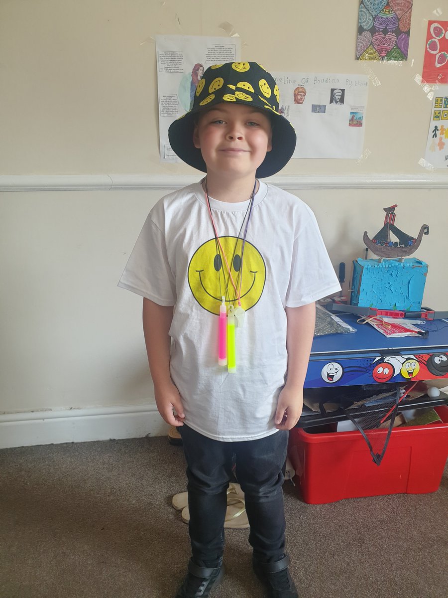 clairemorris92's tweet photo. All ready for jubilee celebrations 90's day @JdoddMrsj @VictoriaRoadPS #borntorave https://t.co/B2IuHZwqg0
