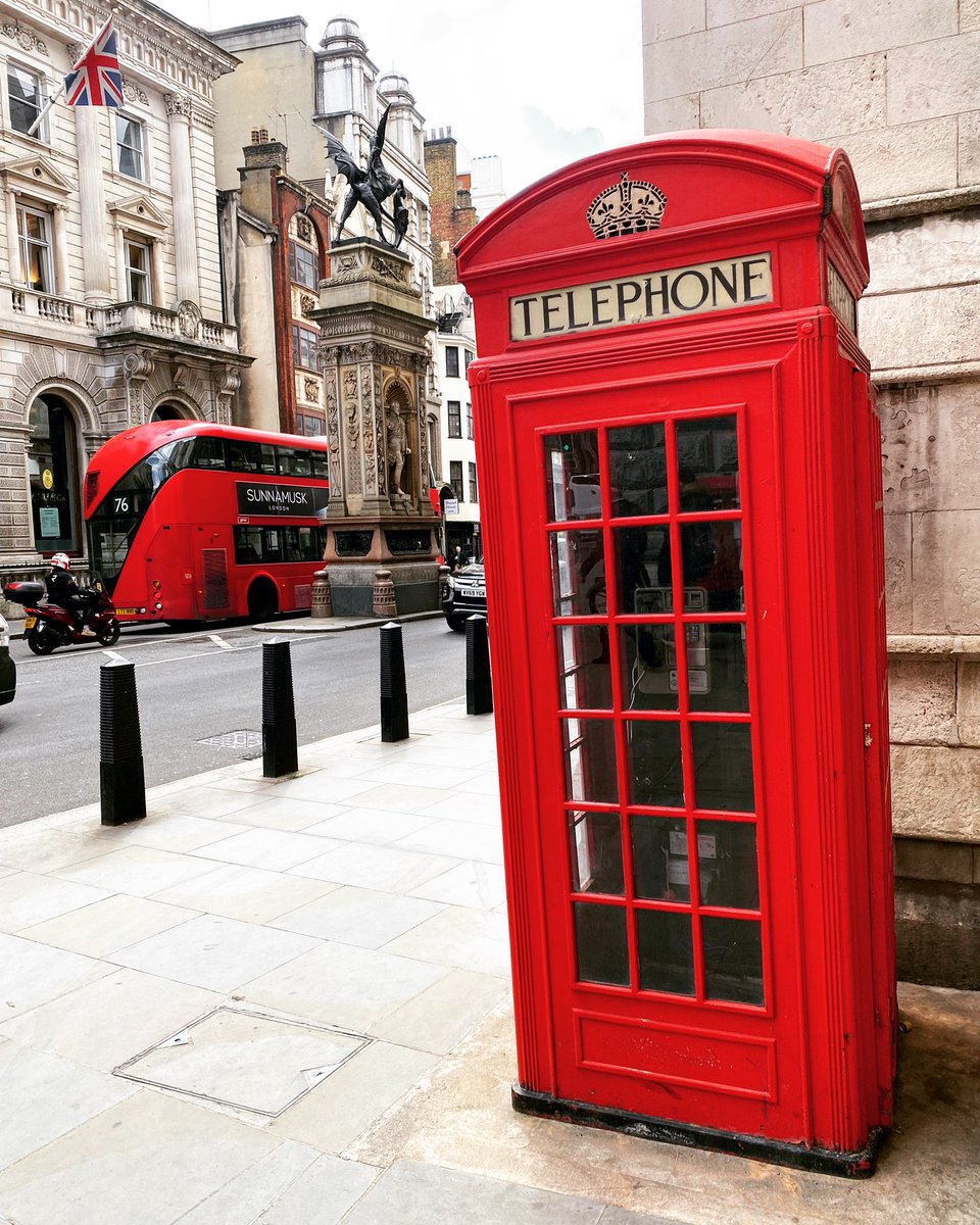 So many icons and plenty of redcurrant red in one shot. An epic entrance to the City of London. Happy Monday 🇬🇧