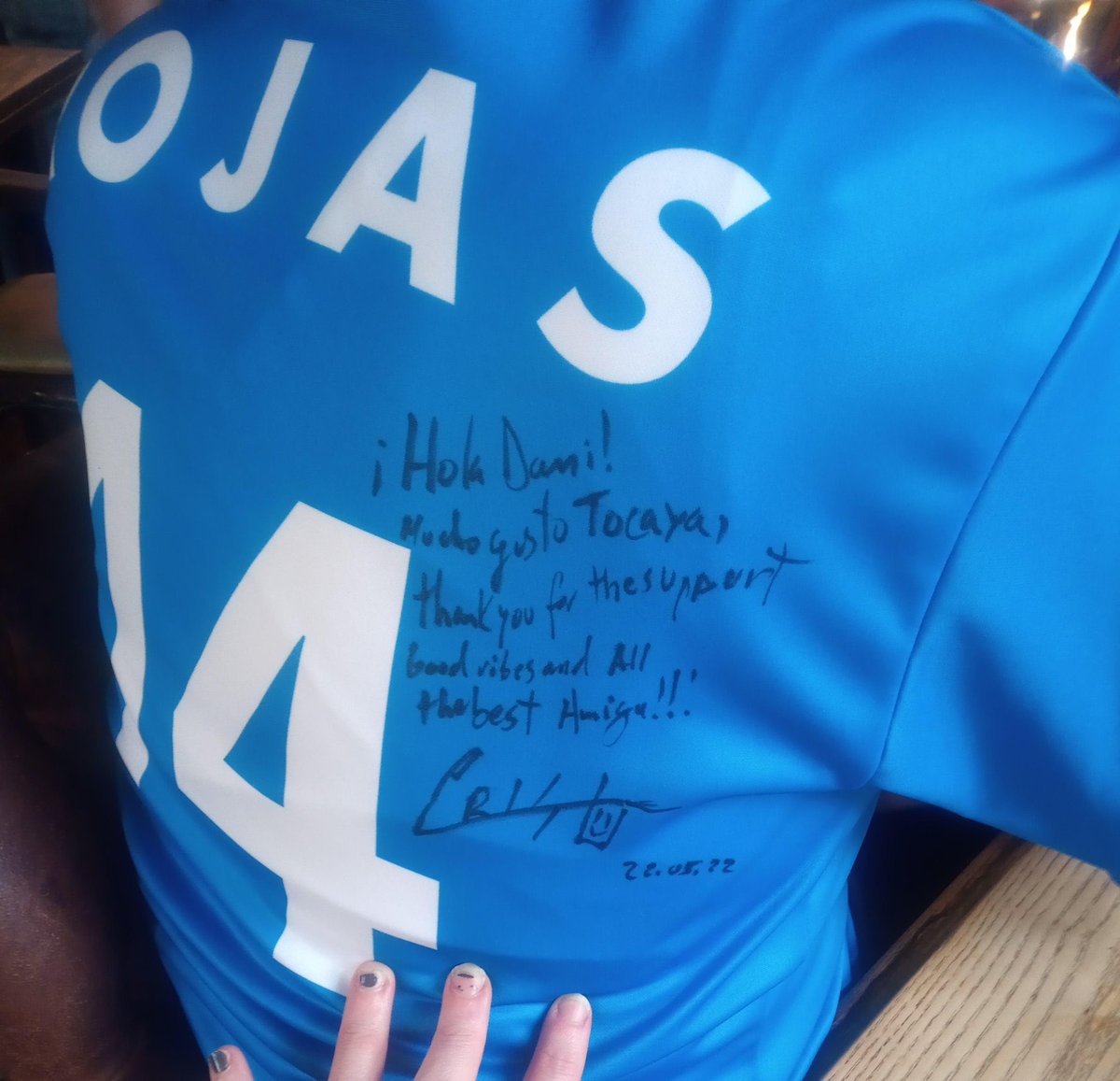 RaniDojas's tweet photo. @cristofernandez is such an kind, amazing person. He saw my Rojas jersey and came over to say he liked it and when I gave him wristbands I made, he said we should selfie and he made sure to 'show them off'. He came over again later to buy us a drink too bc he's literal sunshine https://t.co/zdEHKT63in