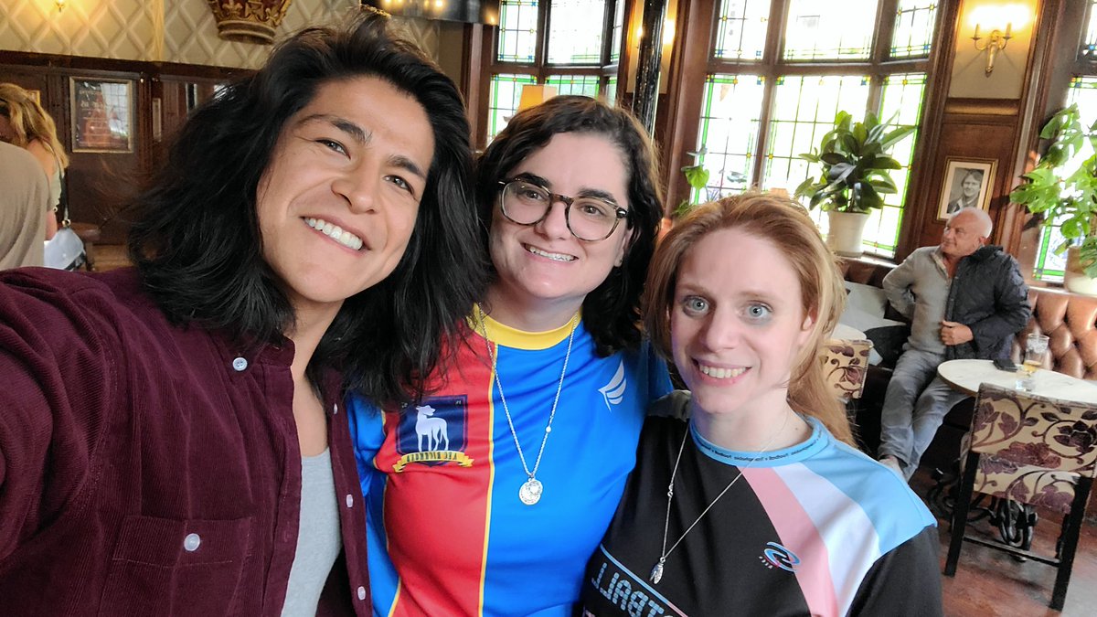RaniDojas's tweet photo. @cristofernandez is such an kind, amazing person. He saw my Rojas jersey and came over to say he liked it and when I gave him wristbands I made, he said we should selfie and he made sure to 'show them off'. He came over again later to buy us a drink too bc he's literal sunshine https://t.co/zdEHKT63in