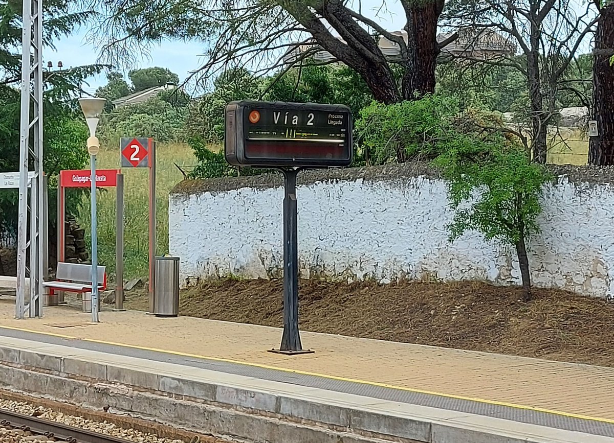 molinolanavata's tweet photo. .@CercaniasMadrid @Renfe , las pantallas de información de la estación de Galapagar-La Navata llevan averiados semanas. Sin tener en cuenta que son muy obsoletos. ¿para cuando repararlos o sustituirlos por nuevos con mas información?.
Gracias! https://t.co/KnLC6qwxHs