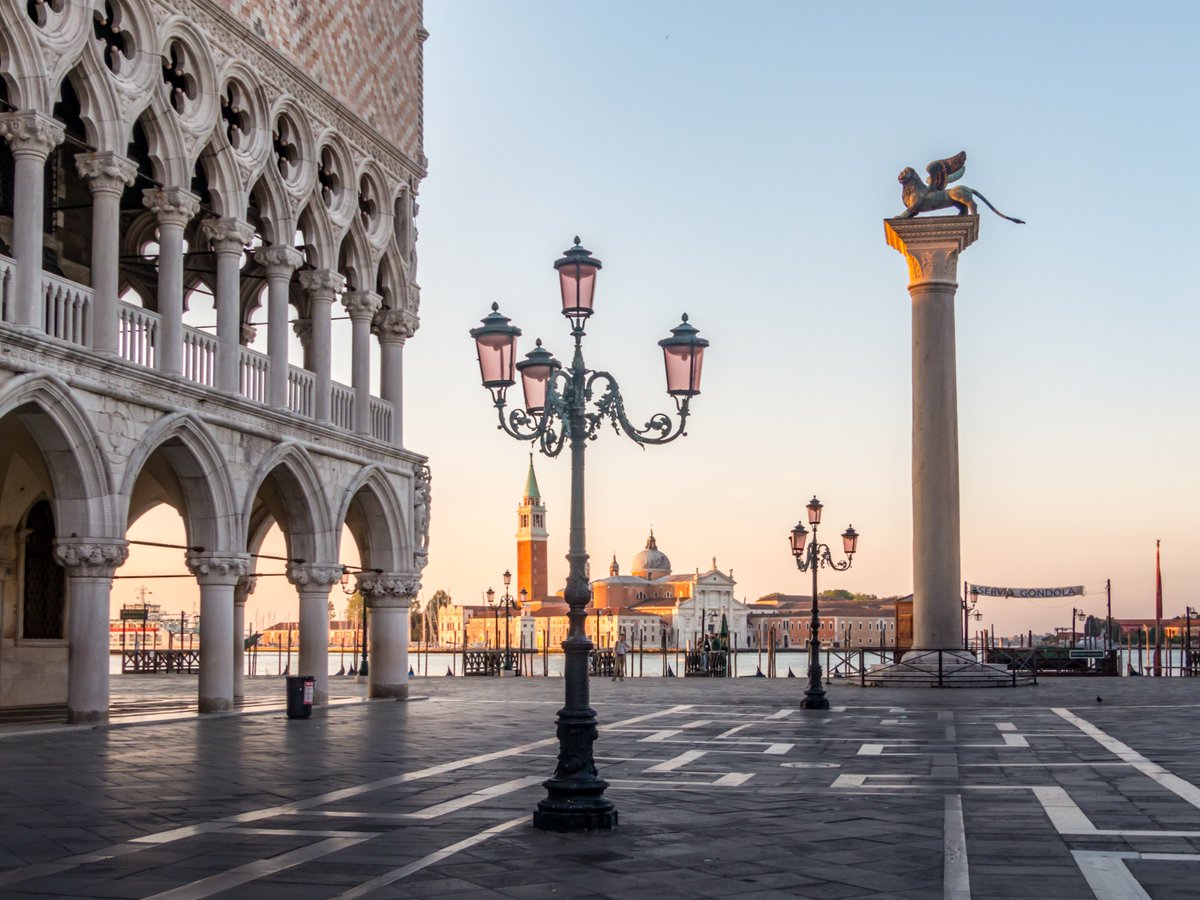 DucaleVenezia's tweet photo. #BuonLunedì 
“Venezia è ancora qui: teatro magnifico del mondo, viva più che mai e alla ricerca di risposte che le permettano d’essere contemporanea e di proiettarsi nel futuro". Gabriella Belli, direttore Musei Civici.

Ph. Nicolas Meyer

#23maggio https://t.co/0cnf7eFQUe