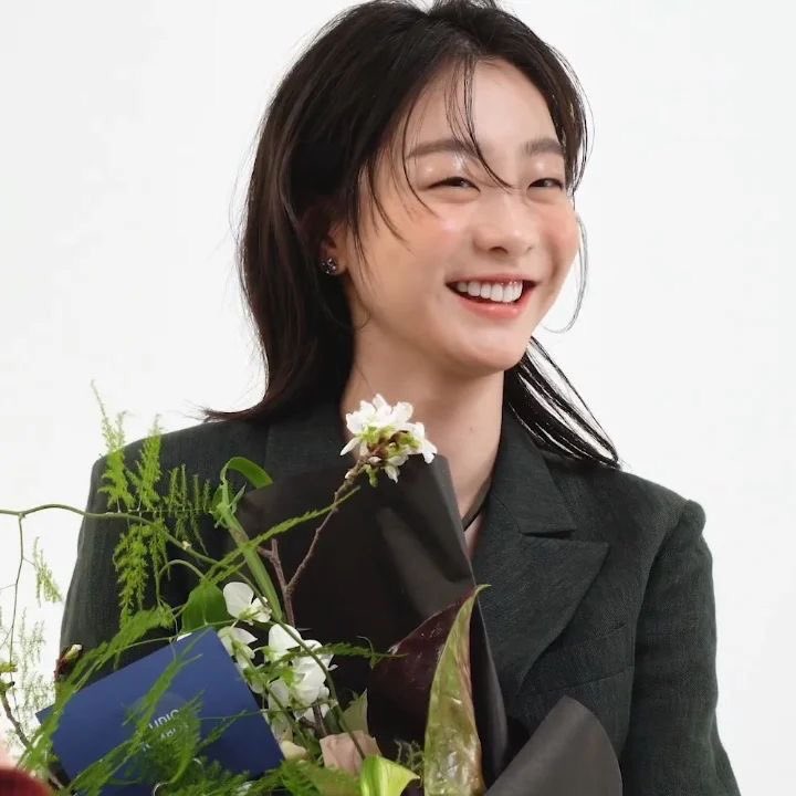 kdmsource's tweet photo. hello! 💝

— this is an account dedicated to #KimDami updates, news, articles and photos.

let’s continue to support her together, thank you! https://t.co/RzQETcg7sU