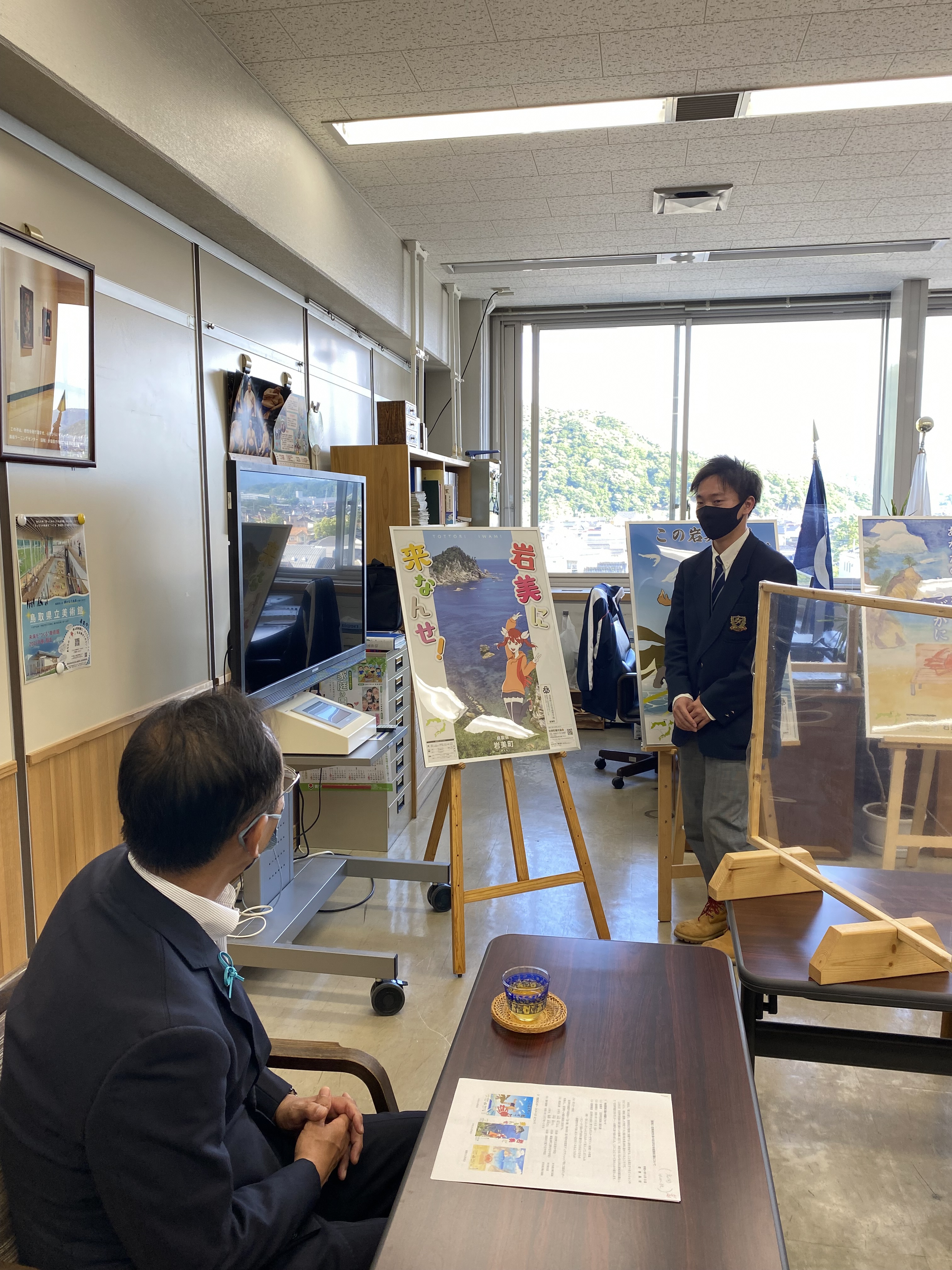 鳥取県教育委員会 読書トリピー 岩美町 をprする観光ポスターを 岩美高校生 が作成 教育長に報告にきたよぴ ポスターは岩美町内施設 道の駅 県内外 や県外鳥取県アンテナショップ等に掲示されるよ こんな素敵なポスターを見たら 岩美