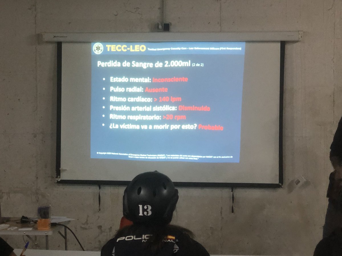 AsociacionSr3's tweet photo. Todos nuestros alumnos atentos… A la clase, al entorno. En cualquier momento puede aparecer una amenaza que altere el desarrollo normal de la clase.

Entrenando situaciones reales. Simulando a tope. Alcanzarán los alumnos su límite? 

#naemt #torniquete #stopthebleed #teccleo https://t.co/X8qhwNnNKd