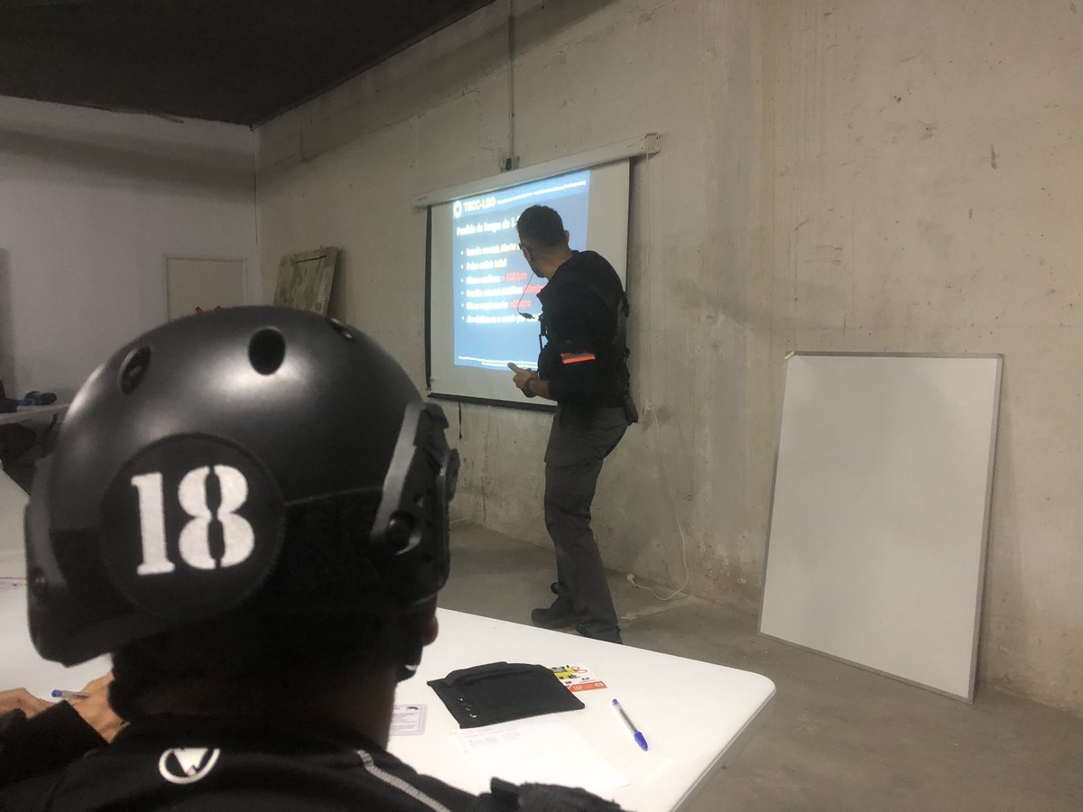 AsociacionSr3's tweet photo. Todos nuestros alumnos atentos… A la clase, al entorno. En cualquier momento puede aparecer una amenaza que altere el desarrollo normal de la clase.

Entrenando situaciones reales. Simulando a tope. Alcanzarán los alumnos su límite? 

#naemt #torniquete #stopthebleed #teccleo https://t.co/X8qhwNnNKd