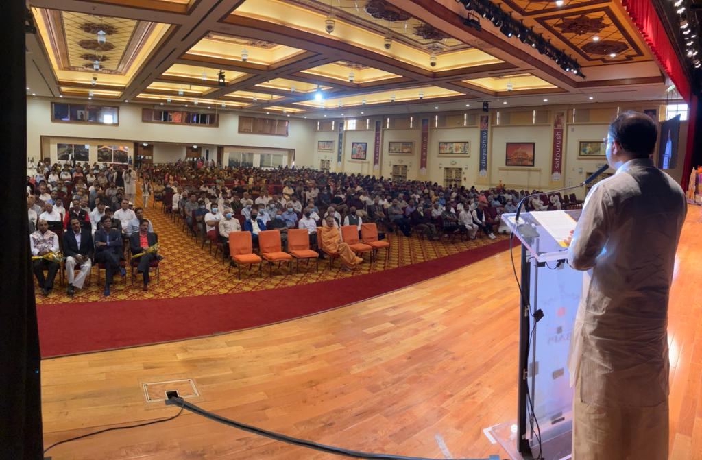 MOS_MEA's tweet photo. Interacted with Indian community @BAPSLosAngeles. Appreciated BAPS for their humanitarian role during evacuation of Indians from Ukraine.

Shared Government's pathbreaking initiatives to improve #EaseofLiving. 

Welfare of Indian Diaspora is our top priority. https://t.co/XJ6GsMy1CI