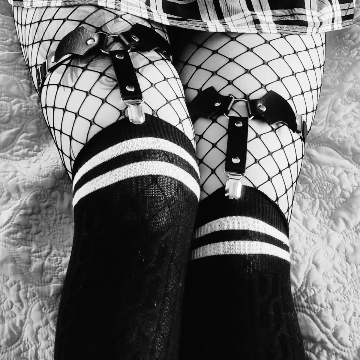 Lilithmorel1's tweet photo. These bat suspenders are just the cutest 🥰🦇🖤
#bats #bat #suspenders #fishnets #longlegsgirl #longlegs  #longlegsdontcare #longsocks #gothgirl #gothaesthetic #gothfashion #gothstyle #gothgrunge #gothicfashion #kink #kinklife #metalgirls #metalgirl https://t.co/iPQ2wsB65N