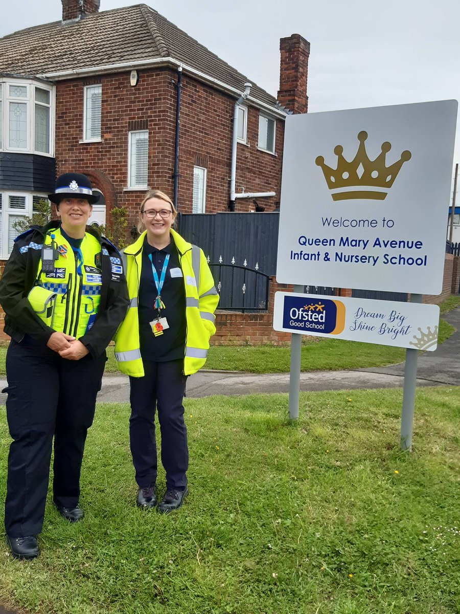 HumberbeatNEL's tweet photo. #SIDNEYSUSSEXNHP Community working with Equans roads safety education team. Stopping illegal and dangerous parking. #Hamiltonstreet #yousaidwedid #carsandkidsdontmix #equals https://t.co/lV06Ol3p1s