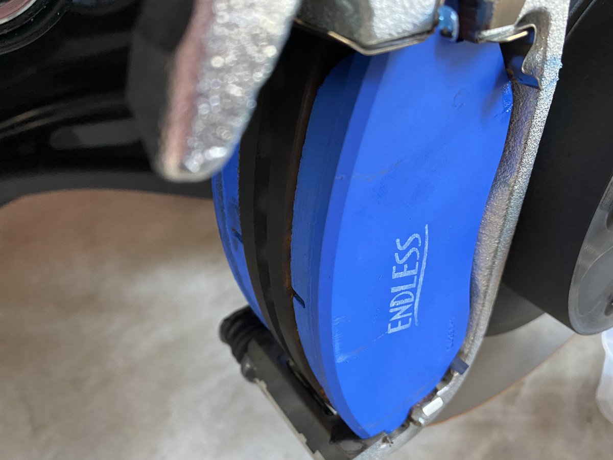fxsb131endless's tweet photo. 🔧ブレーキパッド装着完了🔧
ノーマルパッドは７０Km走っただけでキャリパーをエアブローしたらダストがブヮ〜って出た…

やっぱりエンドレス😊使い心地最高です👍✨

#ENDLESS  #エンドレス  
#MX72PLUS  #ブレーキパッド
#インナーシュー  #GR86 
#ZN8  #新型８６ https://t.co/LZ41HednXx
