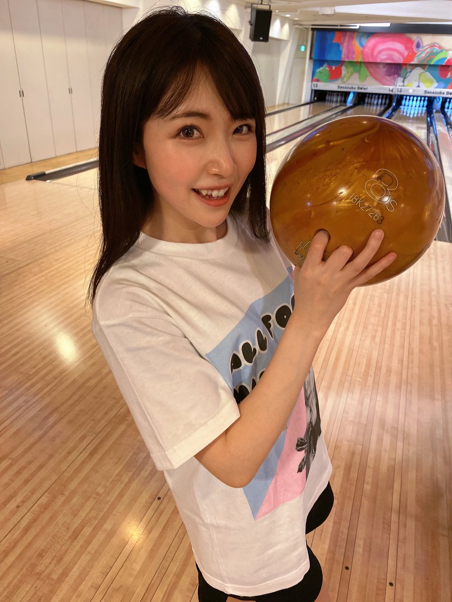 Bambi__MG's tweet photo. 皆月ひかる@hikaru_emo_ ちゃんの『ひかる式ボウリング』でみんな楽しんでくれました🎳

オリジナルTシャツも可愛��ったです⭐️

※写真撮る時だけマスクを外しましたがボウリング中はマスクをしています。 https://t.co/CRQi2knZFD